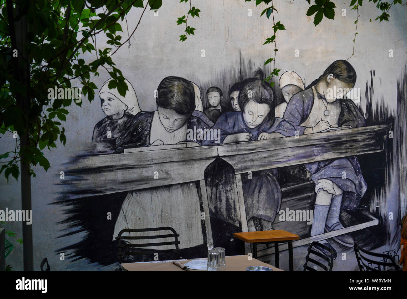 Athènes, Grèce, le Graffiti de l'école des filles dans une salle de classe d'époque sur un mur Banque D'Images