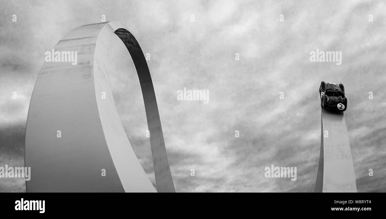 La Gerry Judah 2019 Aston Martin 70e anniversaire avec la DBR1 sculpture sur le dessus. Goodwood Festival of Speed, Sussex, UK Banque D'Images