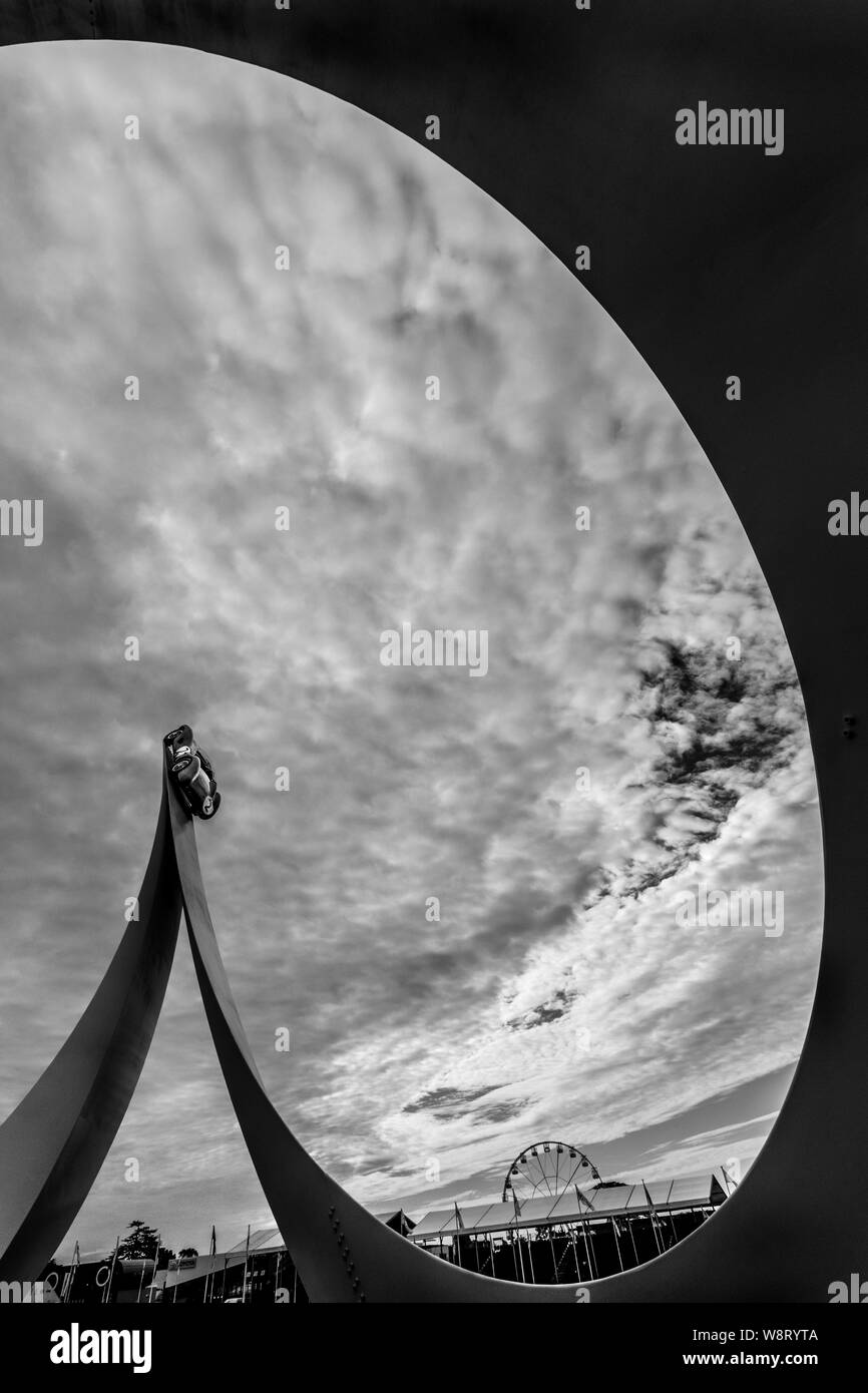 La Gerry Judah 2019 Aston Martin 70e anniversaire avec la DBR1 sculpture sur le dessus avec une partie des gradins. Goodwood Festival of Speed, Sussex, UK Banque D'Images