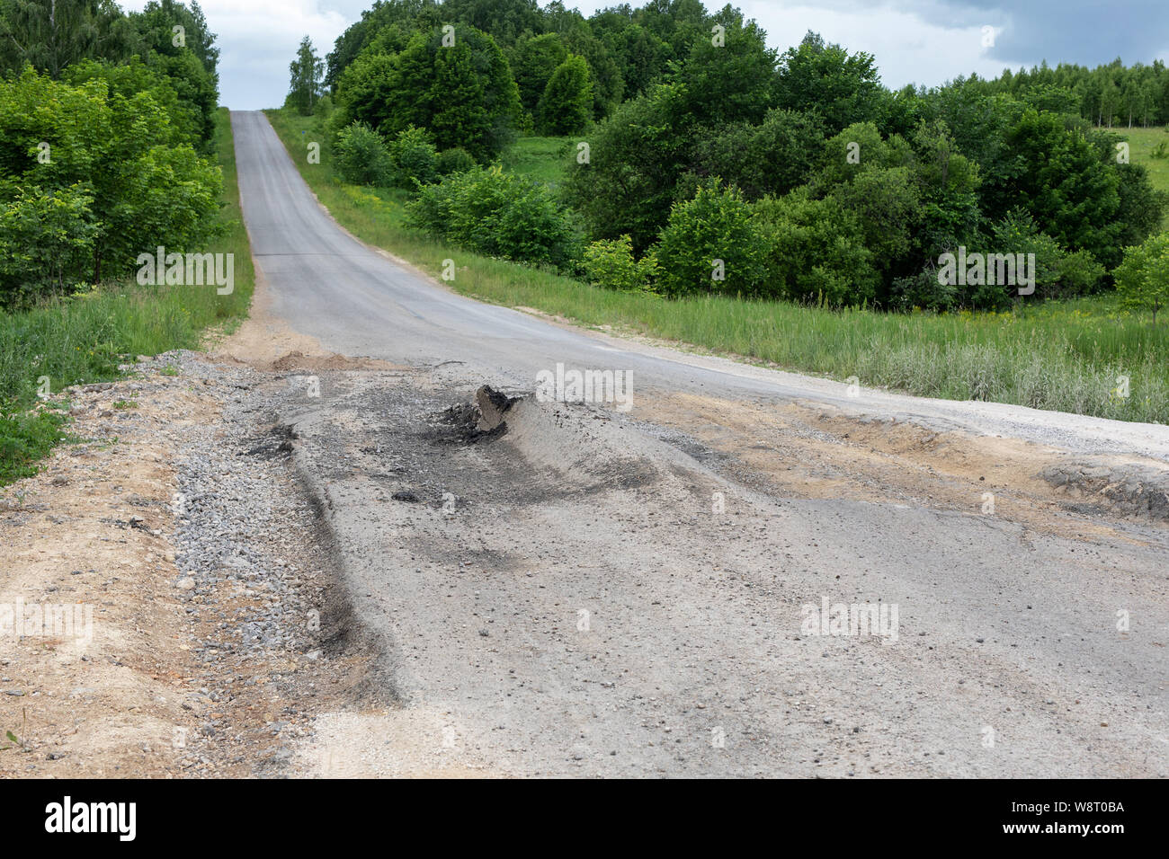 Mauvaise piste ou sur route avec cuvettes et les défauts. Route d'urgence, pour les conducteurs dangereux Banque D'Images
