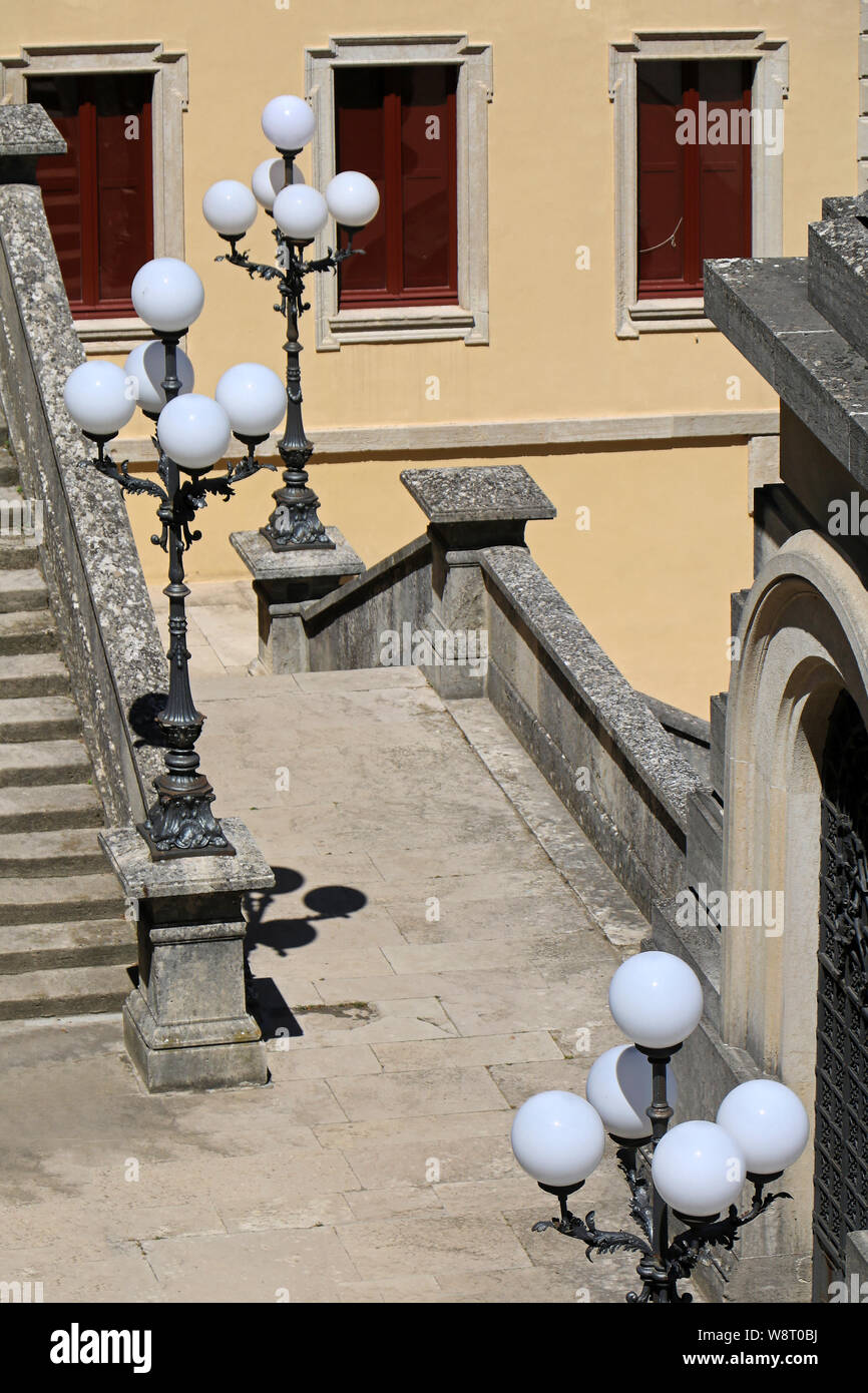 Vieux escaliers en pierre avec retro éclairage des rues Banque D'Images