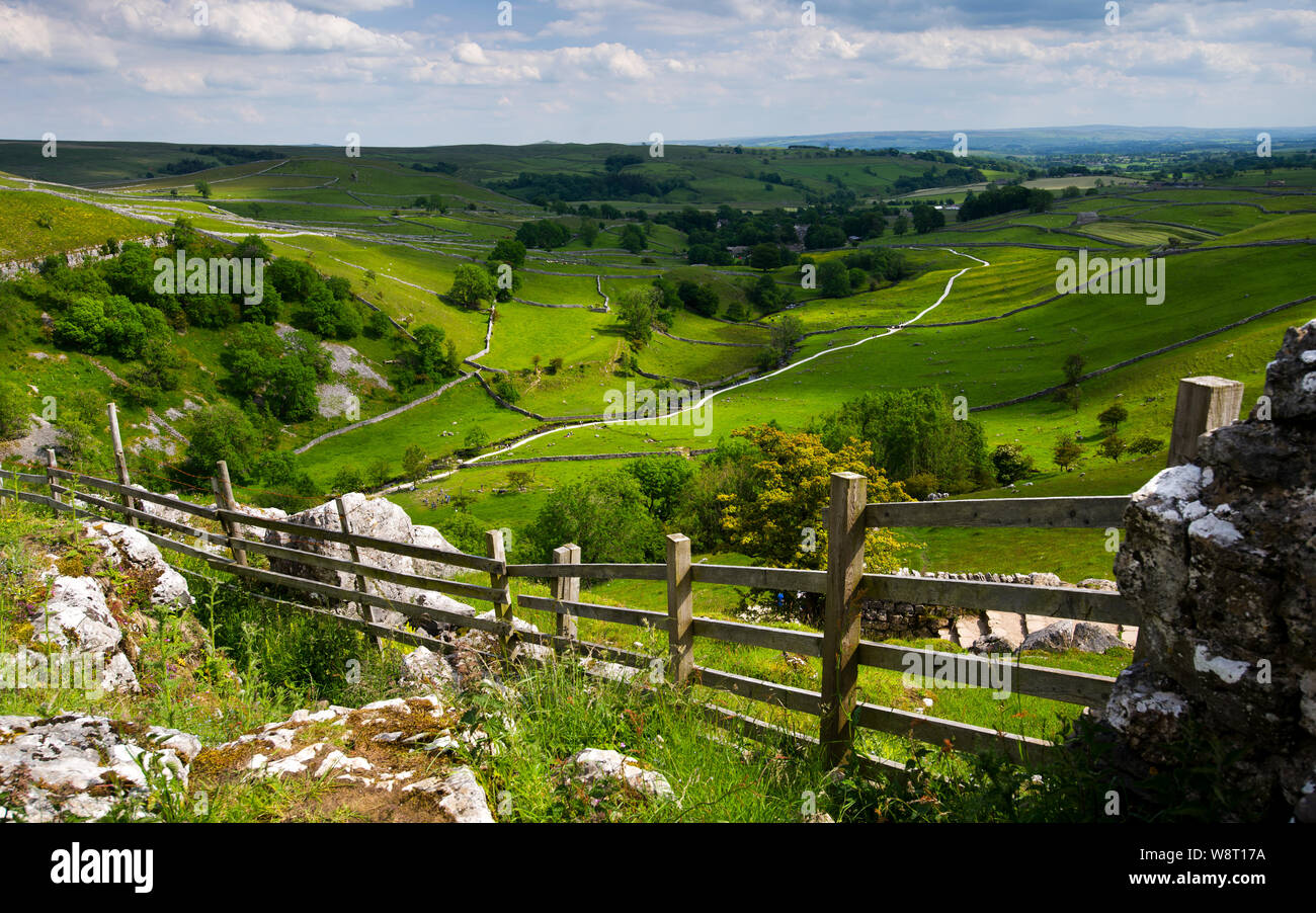 Malham Cove près du village de Malham, Wharfedale, Yorkshire Dales National Park, England, UK Banque D'Images