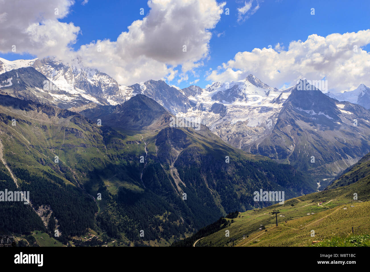 Vue spectaculaire sur les sommets enneigés des Alpes Pennines (Besso, Zinalrothorn, Weisshorn) vue depuis Sorebois dans l'été. Zinal, le Val d'Anniviers, V Banque D'Images