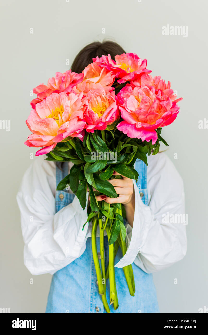 Girl Couvre Son Visage Avec Un Magnifique Bouquet De Pivoines Rose Joyeux Anniversaire Ou De La Saint Valentin Photo Stock Alamy