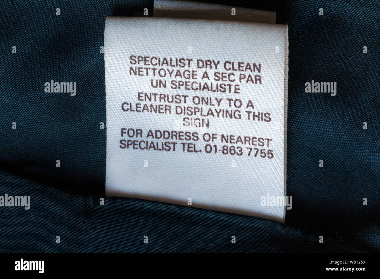 Nettoyage à sec spécialiste de confier uniquement à l'assainissement de l'affichage de ce panneau de détails sur étiquette en cuir veste Banque D'Images