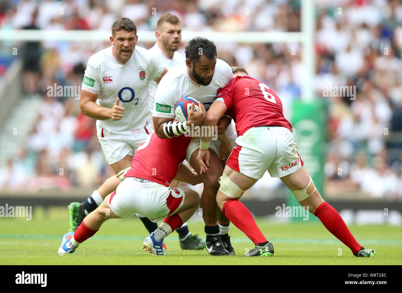 L'Angleterre est Billy Vunipola (centre) est abordé pendant le match international au stade de Twickenham, Londres. Banque D'Images