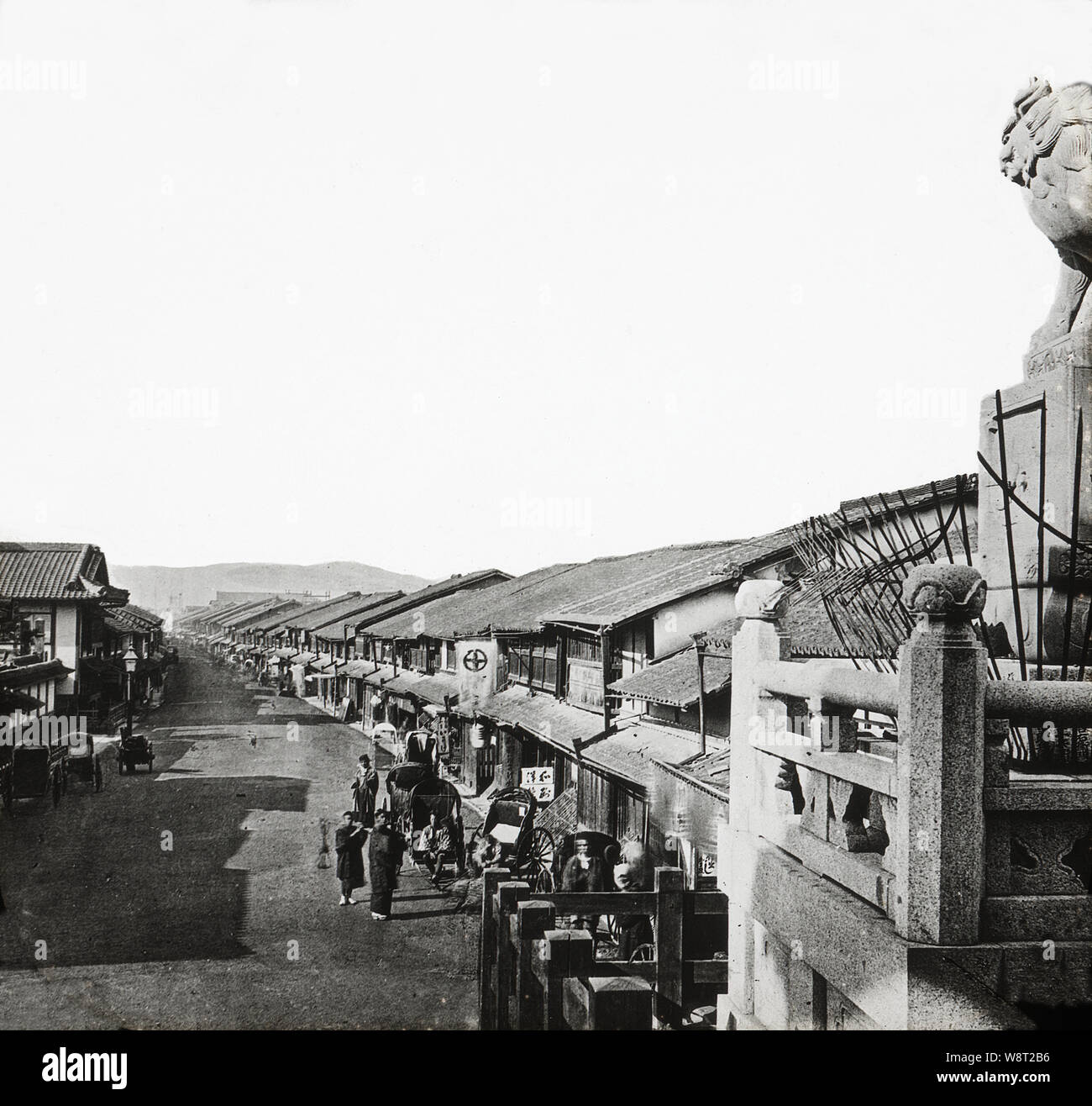 [ 1870 - Japon ] - Kyoto Gion, le quartier des divertissements de Gion à Kyoto, vu de l'étapes de Yasaka. La rue est bordée d'une multitude de maisons de thé où les clients peuvent profiter de la nourriture, de la danse et de la musique. Poteaux électriques ne disposent pas encore de la ligne de rue. Société d'électricité de Kyoto, Kyoto Dento Programmation, a démarré en juillet 1889 (22), afin de Meiji cette photo a été prise avant cette date. 19e siècle vintage lame de verre. Banque D'Images