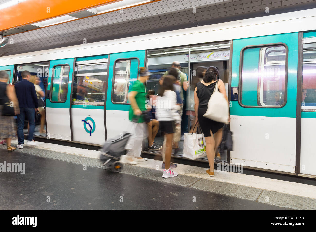 Paris métro train - les gens qui entrent dans le métro sur la ligne 10 à Paris, France, Europe. Banque D'Images