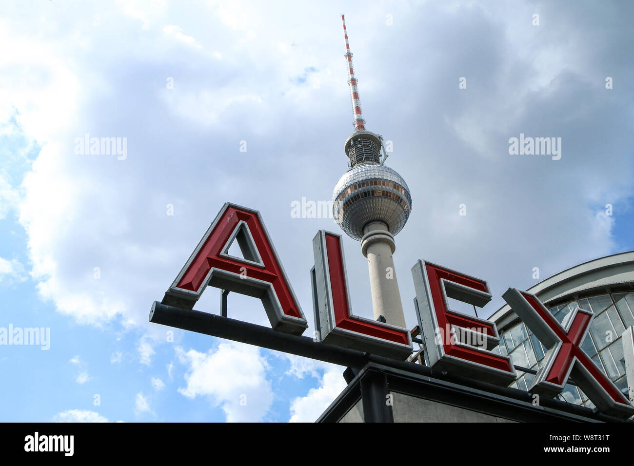 La tour de télévision de Berlin, l'un des symboles de la ville, avec une partie du signe sur la station de métro Alexanderplatz. Banque D'Images