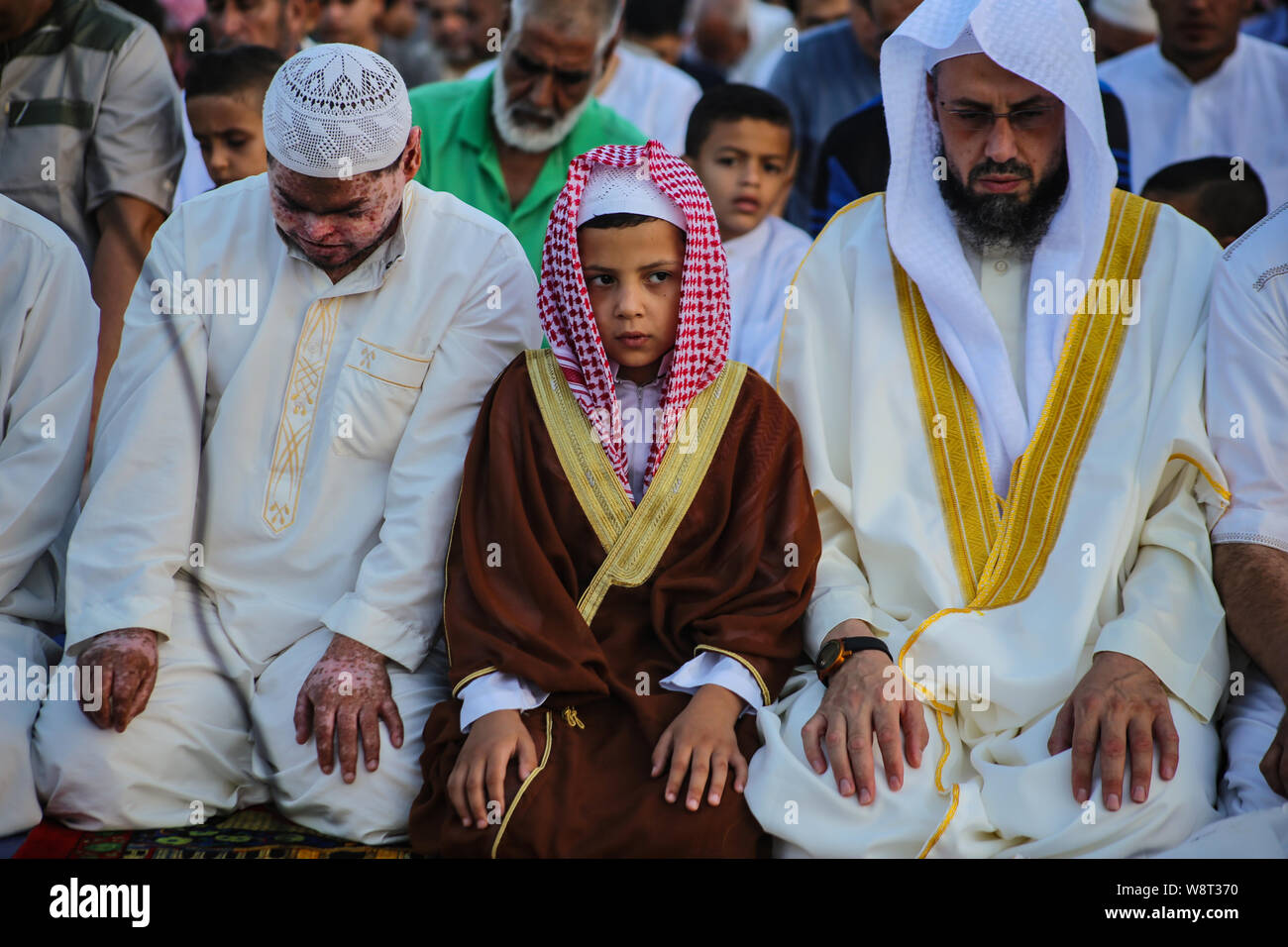 Les musulmans prient palestinienne au cours de l'Eid al-Adha festival à Gaza.Eid al-Adha est la plus grande fête pour les Musulmans dans le monde entier après l'Aïd al-Fitr pour commémorer la volonté d'Ibrahim (Abraham) également connu sous le nom de suivre d'Allah (Dieu) pour sacrifier son fils. Banque D'Images