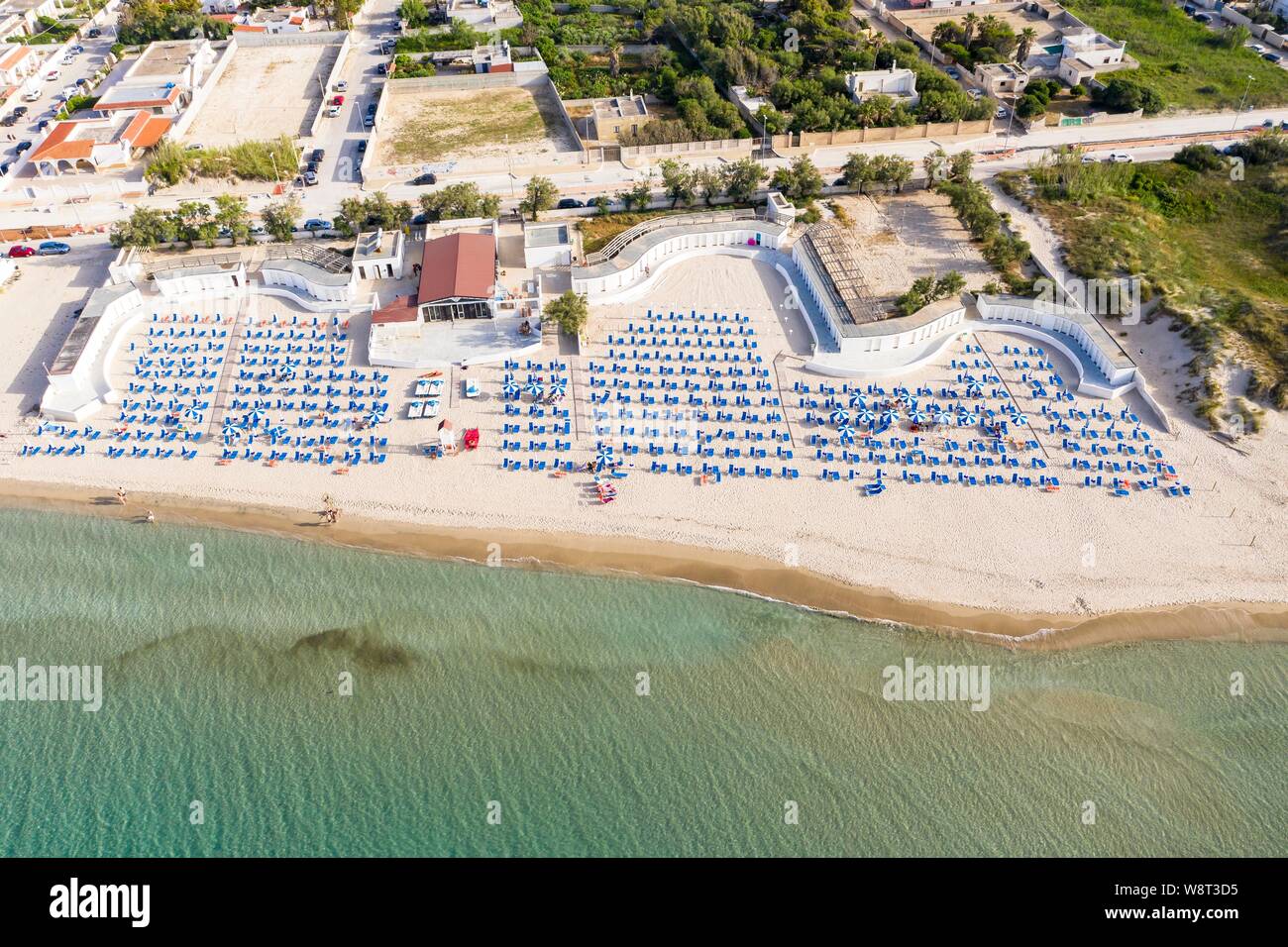Vue aérienne, la plage publique de la mer, plage de Spiaggiabella, Campeggio Rubicone, Lecce, Pouilles, Italie Banque D'Images