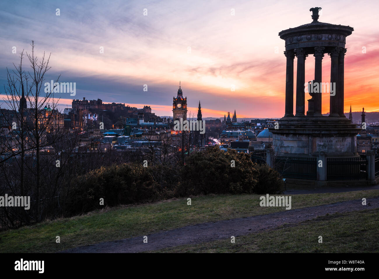 De Edimbourg Calton Hill au crépuscule. Un monument et un sentier de gravier sont visibles en premier plan. Banque D'Images