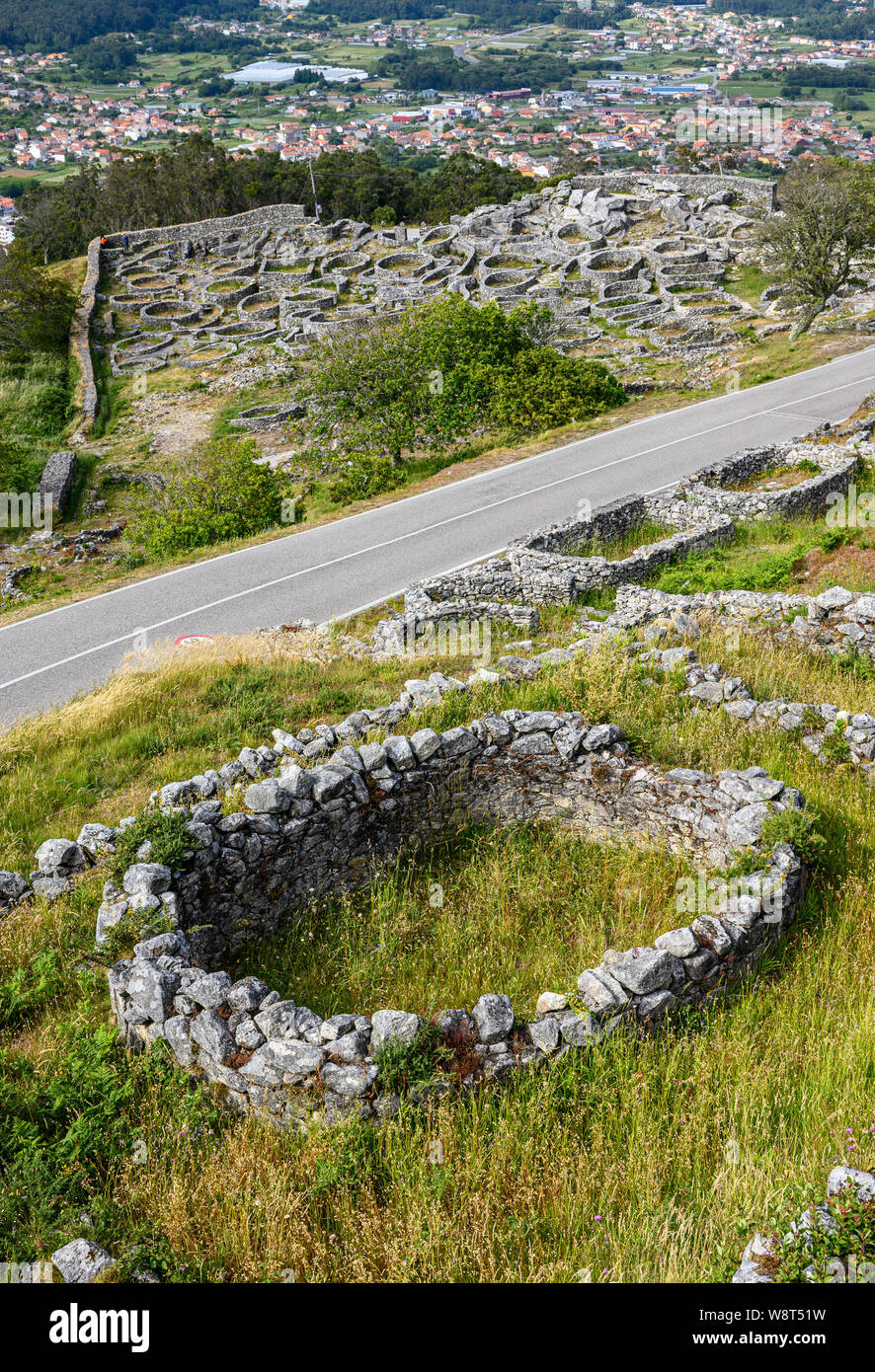 Le Celtic castro ou le village de Monte Santa Tecla/Santa Trega au-dessus de la ville de Viveiro, province de Pontevedra, Galice, Nord Ouest de l'Espagne. Banque D'Images