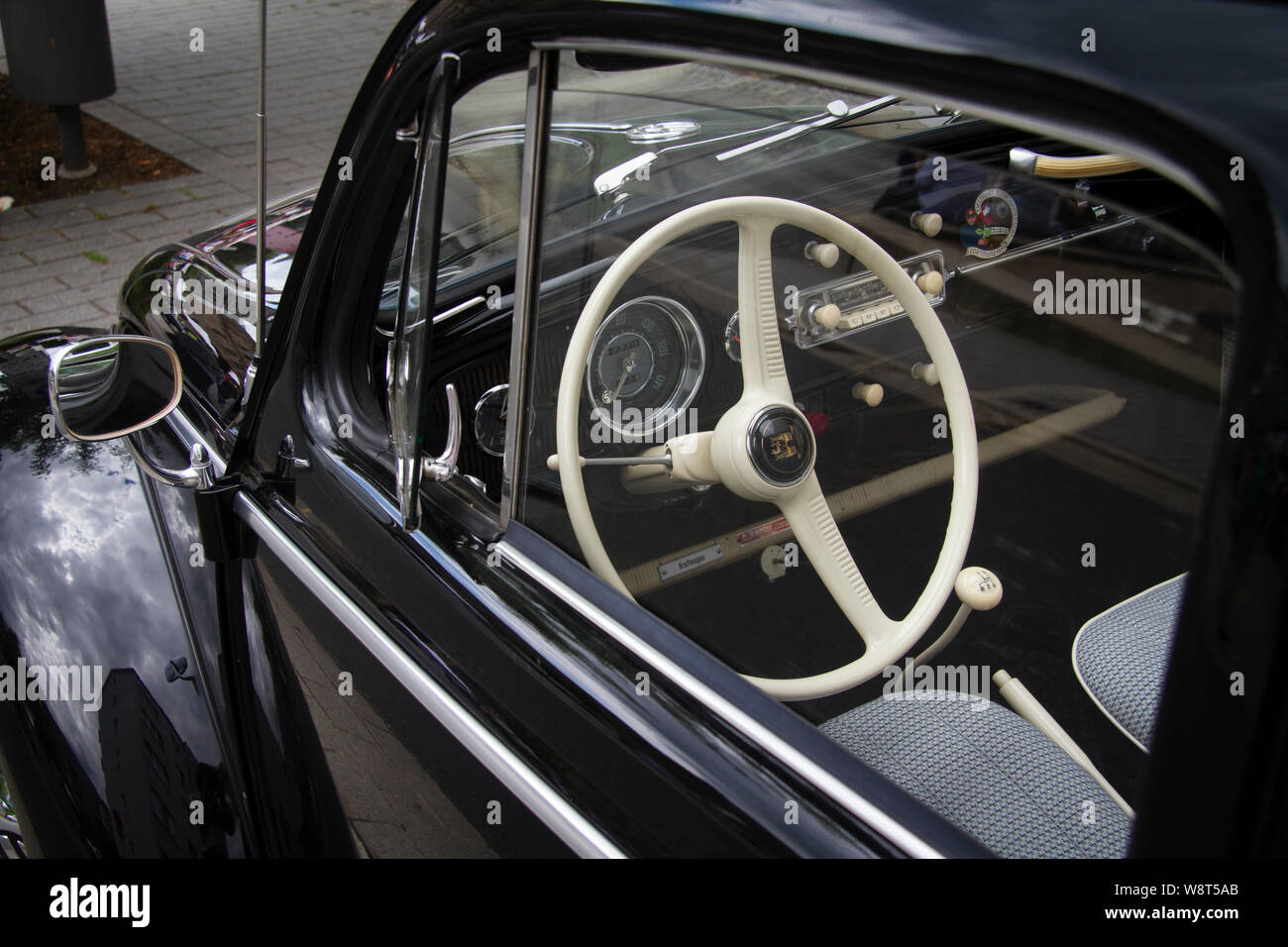 Le volant d'une Volkswagen Coccinelle des années 60, en Allemagne. VW Volkswagen Kaefer Lenkrad eines aus den 60er Jahren, Deutschland. Banque D'Images