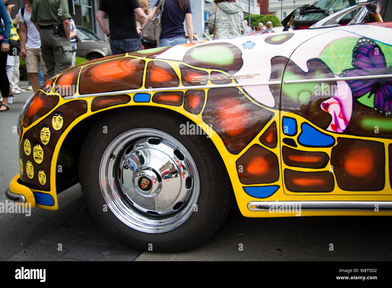 Réplique de la Janis Joplins peint à la main 1965 Porsche 356 Speedster, Flower-Power Design, Allemagne. Réplique des 1965er Porsche 356 Speedster von Jani Banque D'Images