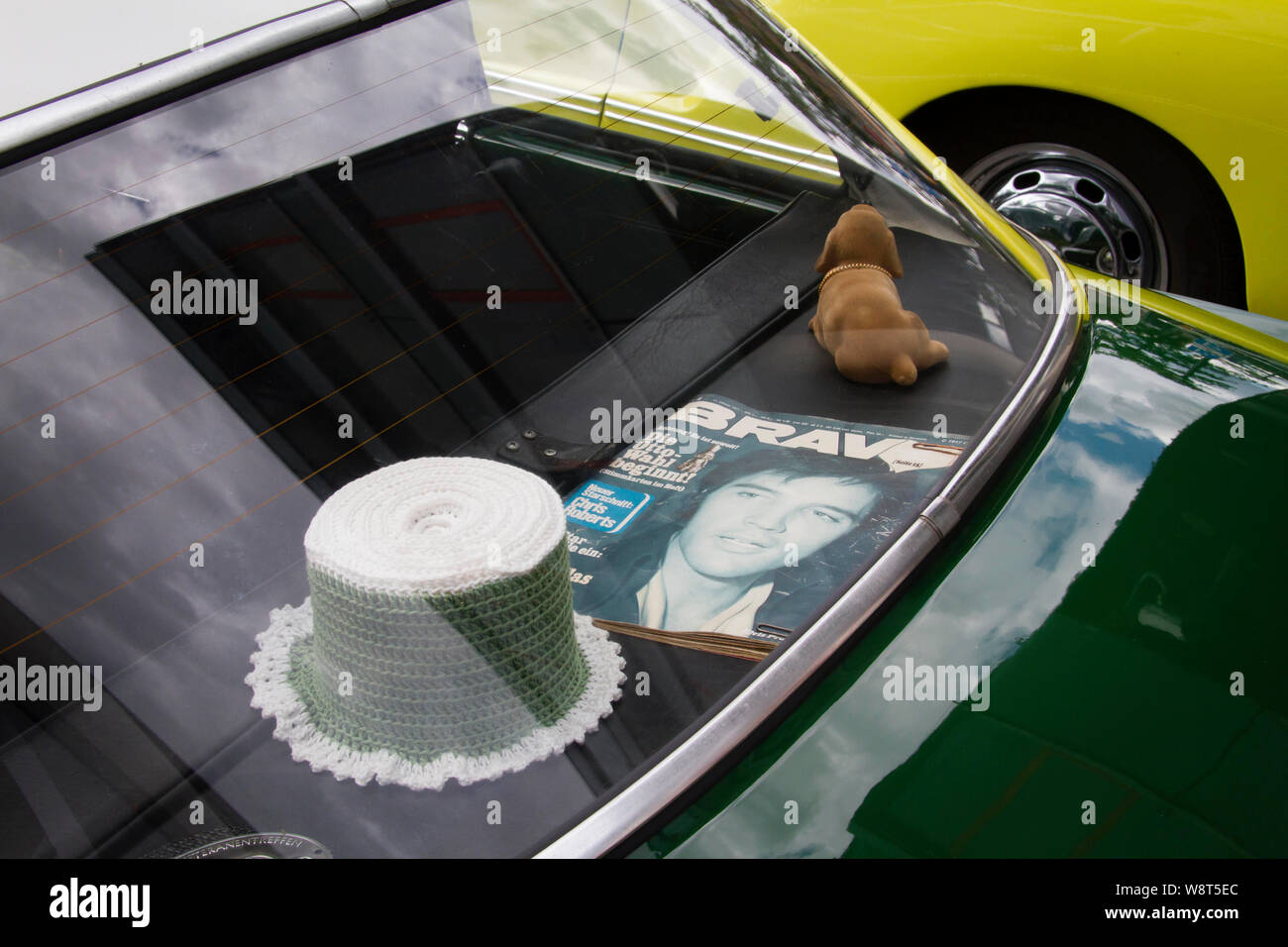 Papier toilette tricoté hat, ancien magazine Bravo et hochant dachshund sur une tablette de fenêtre arrière d'une voiture, de l'Allemagne. gestrickter Klopapierhut Zeitschrift, Br Banque D'Images Papier toilette tricoté hat, ancien magazine Bravo et hochant dachshund sur une tablette de fenêtre arrière d'une voiture, de l'Allemagne. gestrickter Klopapierhut Zeitschrift, Br Banque D'Images