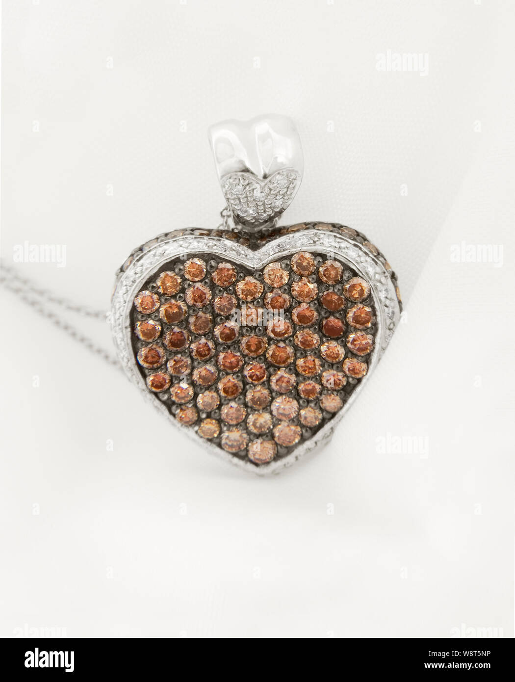 Pendentif Coeur en Or blanc Avec Diamants au chocolat Banque D'Images