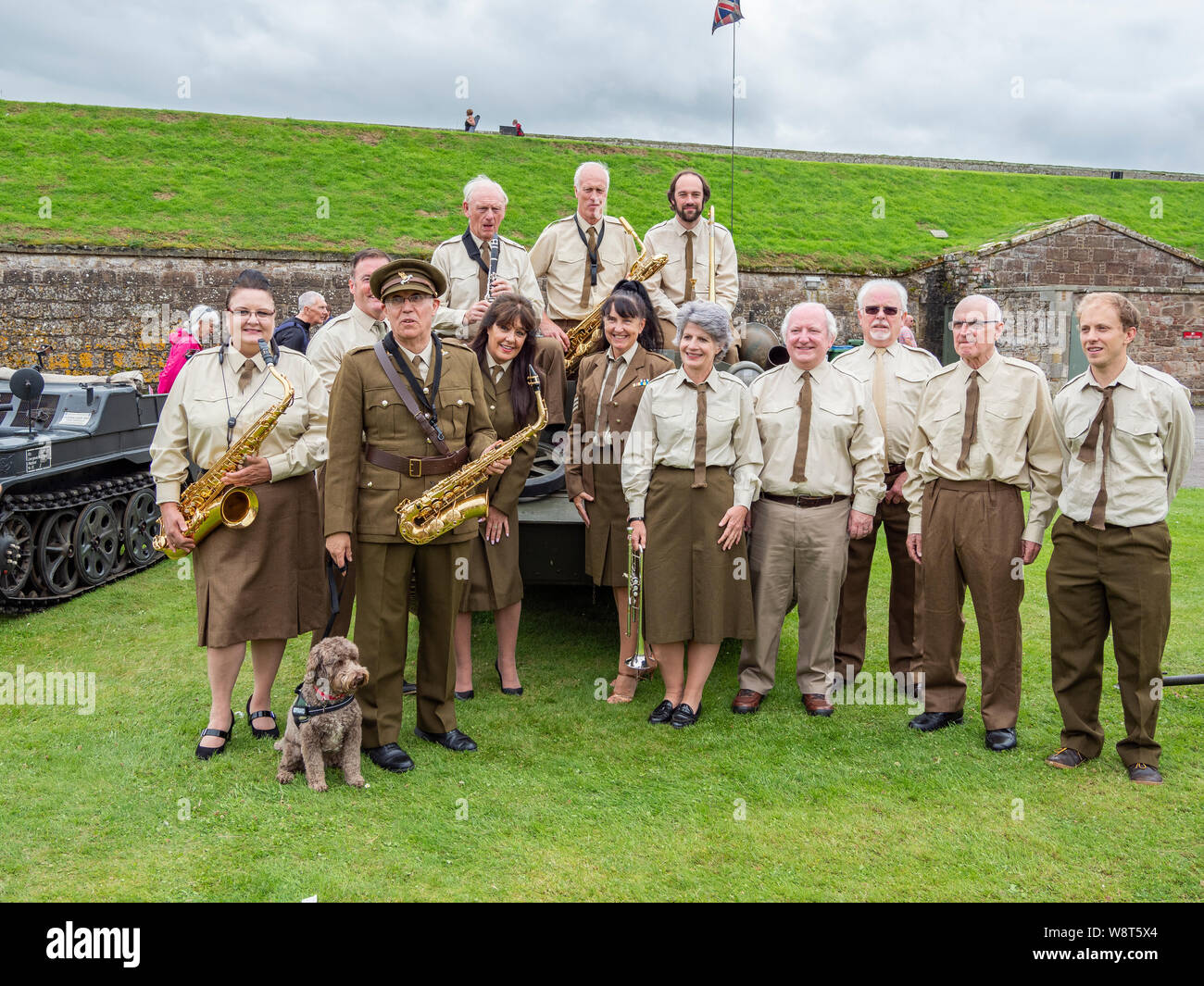 Le fort George, Inverness, Écosse, 10 août, 2019. Les membres du swing band qui posent sur une sensation de rotation de véhicules militaires de la DEUXIÈME GUERRE MONDIALE à Historic Scotland's Festival au fort, événement marquant 250 ans de Fort George. Banque D'Images