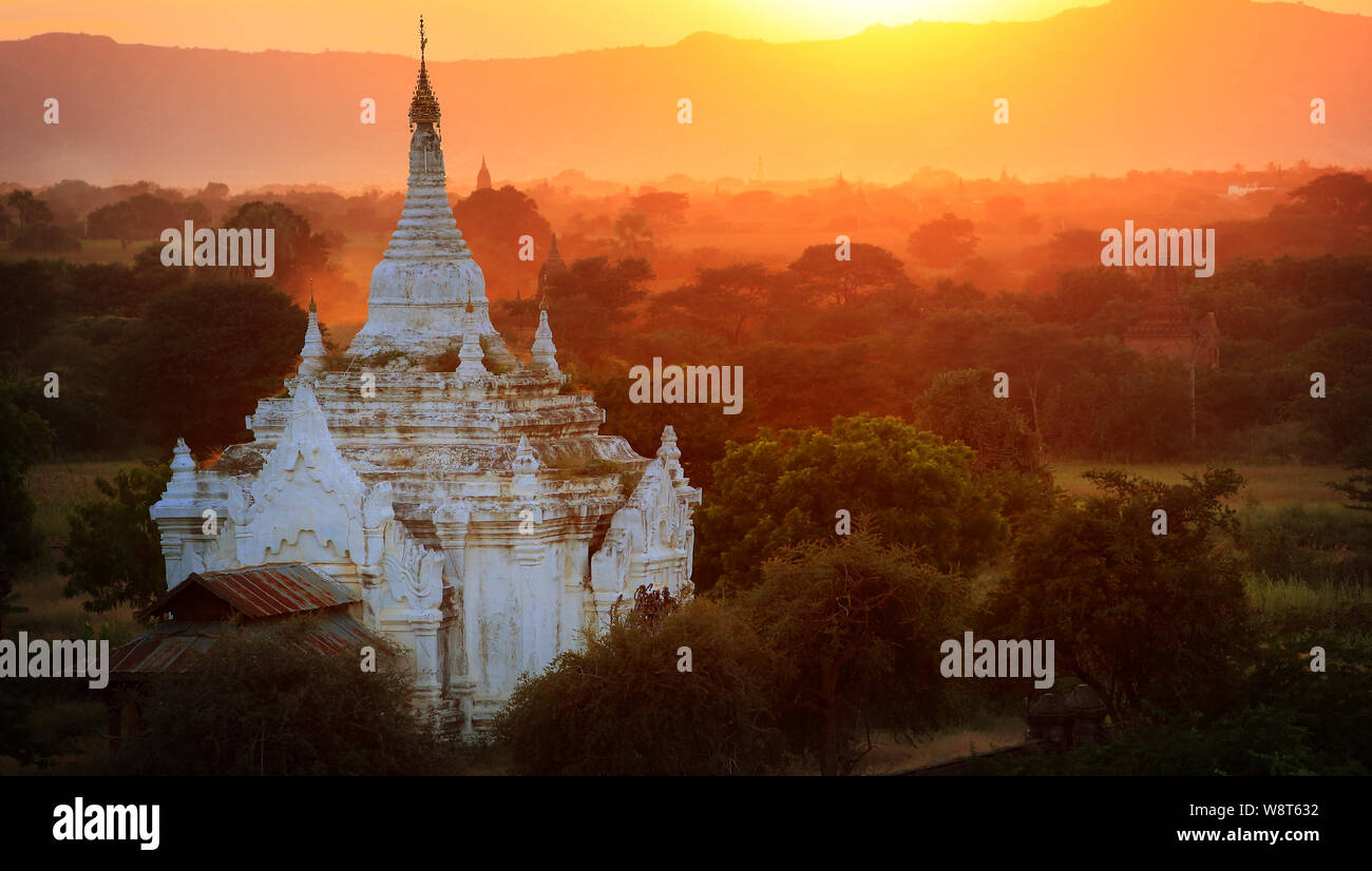 Silhouette d'un temple de Bagan au coucher du soleil, le Myanmar (Birmanie) Banque D'Images