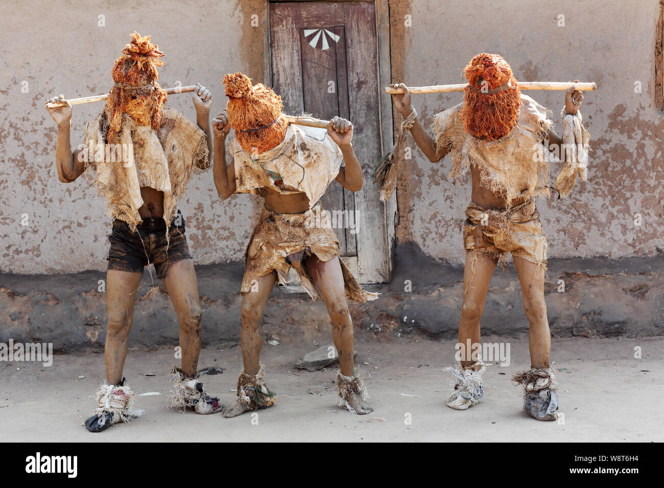 Nyau traditionnelle danseurs avec masque de visage à un Gule Wamkulu cérémonie dans village près de Ntchisi. Le Malawi est un des pays les plus pauvres du monde Banque D'Images