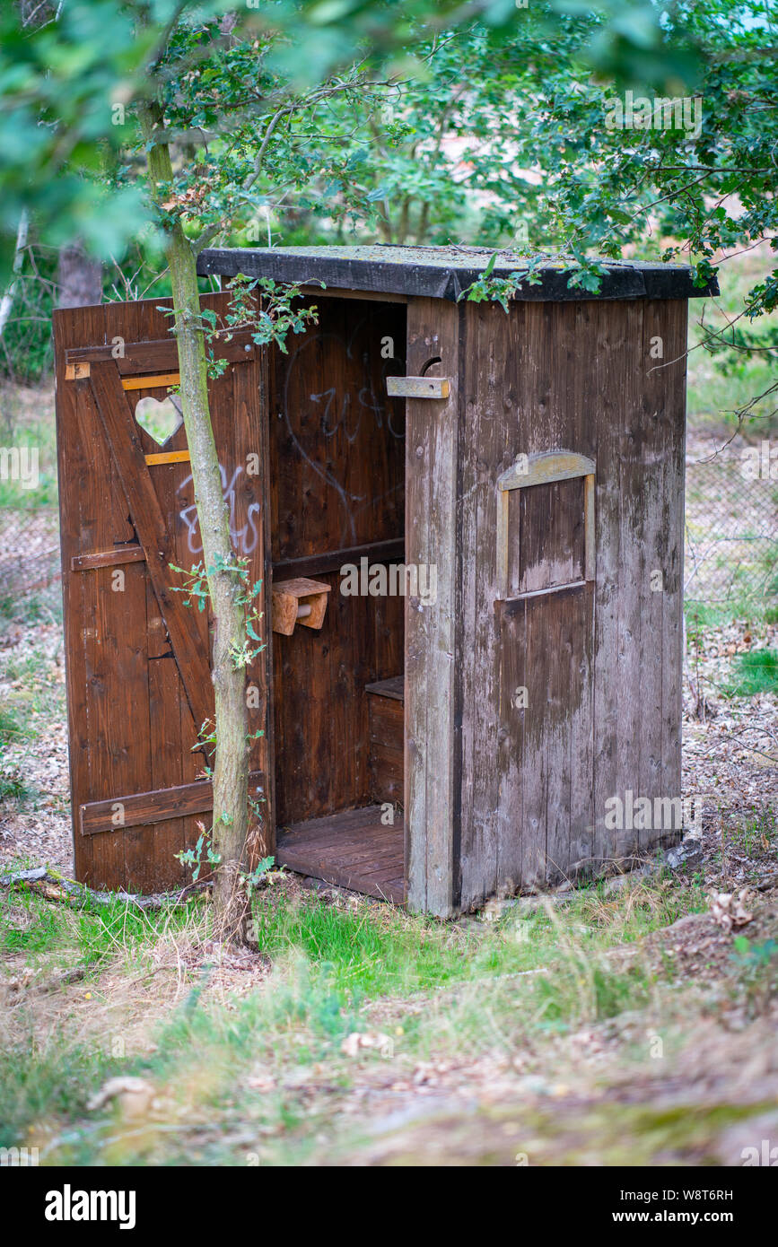 Old Wooden outhouse toilettes avec coeur découpe porte à Prietzen Moulin, Brandebourg, Allemagne Banque D'Images