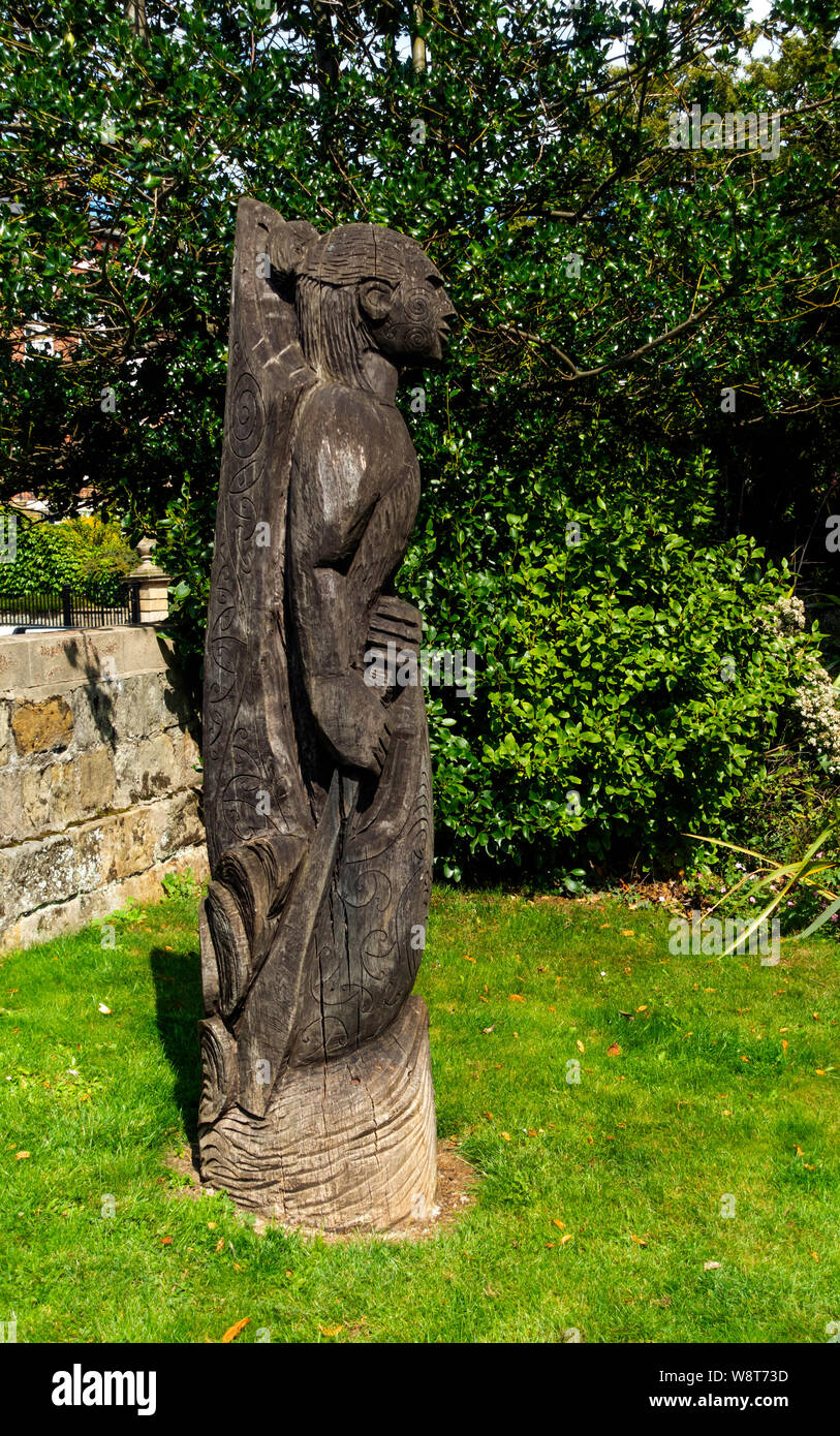 Jardin des mers du Sud dans Pannett Park Whitby pour commémorer les voyages de découverte par le capitaine James Cook, statue en bois sculpté de mariner légendaire Kupe Banque D'Images