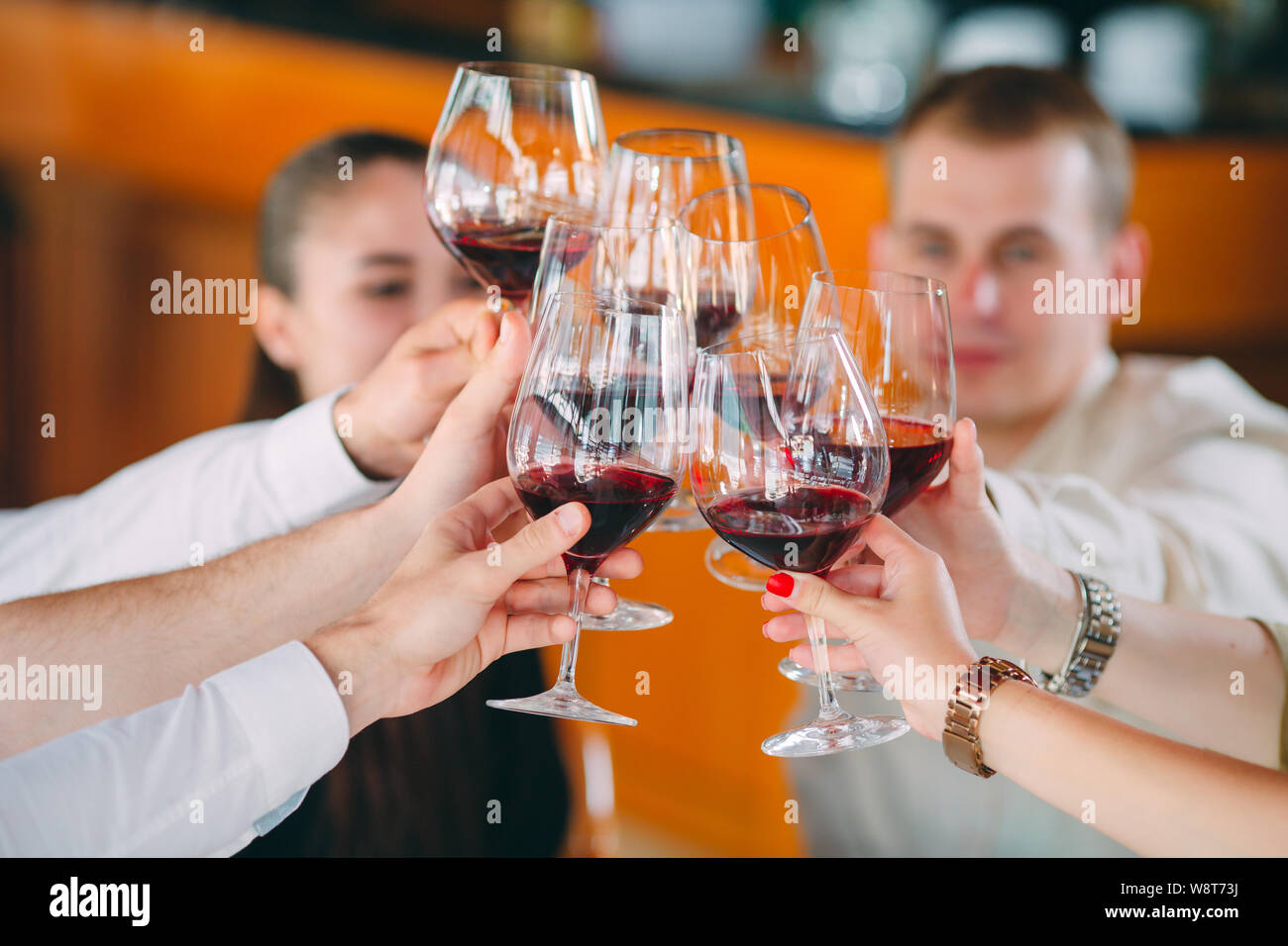 Les amis de prendre un verre de vin sur la terrasse du restaurant Photo  Stock - Alamy