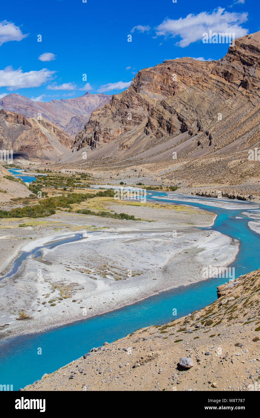 Paysage de montagnes de l'himalaya le long de l'autoroute Manali Leh en Inde. Blue River et majestueuses montagnes rocheuses en Himalaya indien, le Ladakh, le Jammu-et Kash Banque D'Images