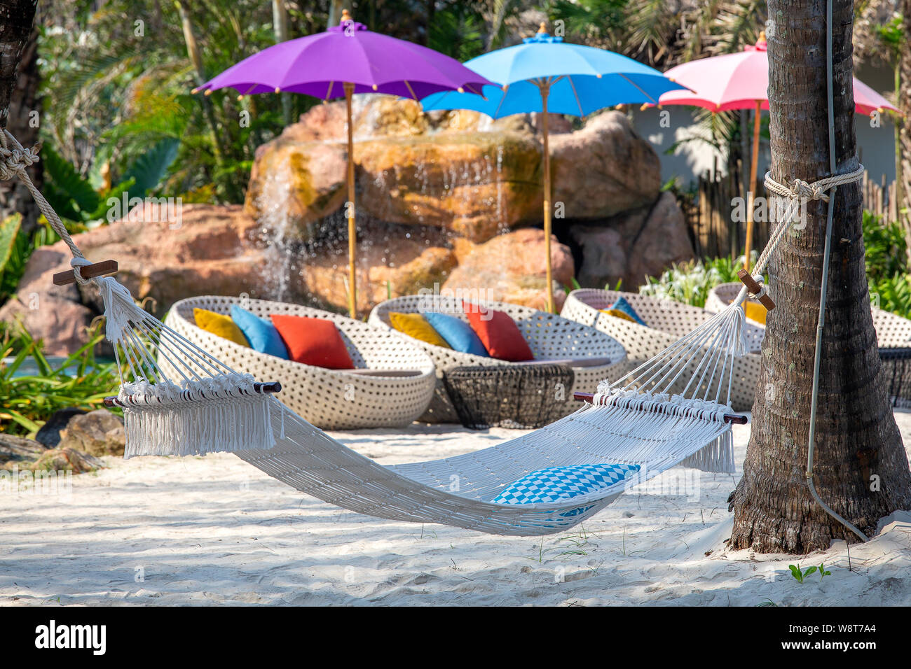 Hamac, parasol et chaises de plage sur la côte tropicale de vacances et de  détente pour les touristes , Thaïlande. Concept de voyage et de la nature  Photo Stock - Alamy