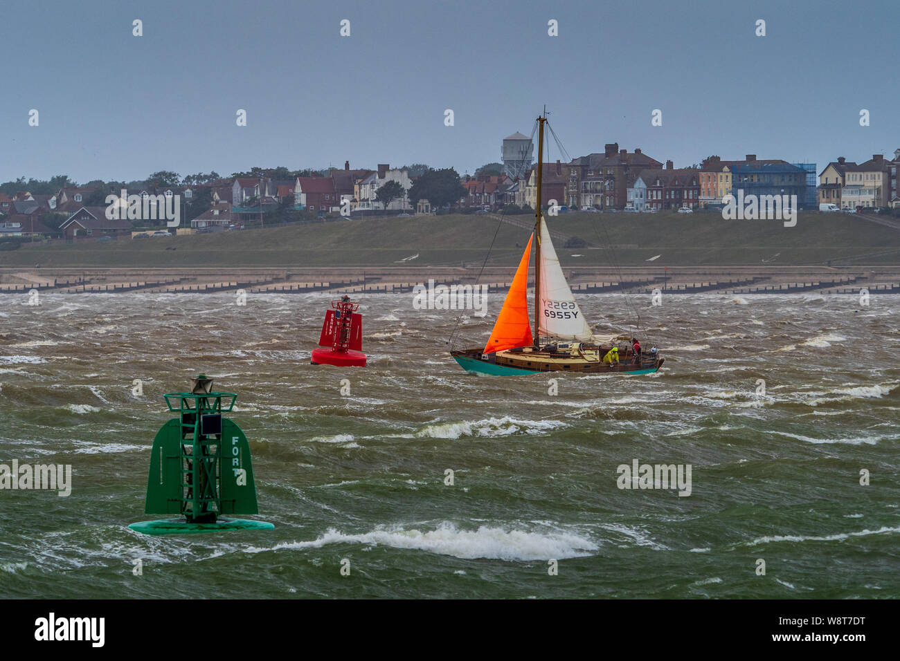 Bateau dans une tempête. Voile mer de tempête. Un petit yacht lutte à travers la force de gale vents au large de Harwich dans l'est de l'Angleterre, pendant une tempête d'été. Banque D'Images