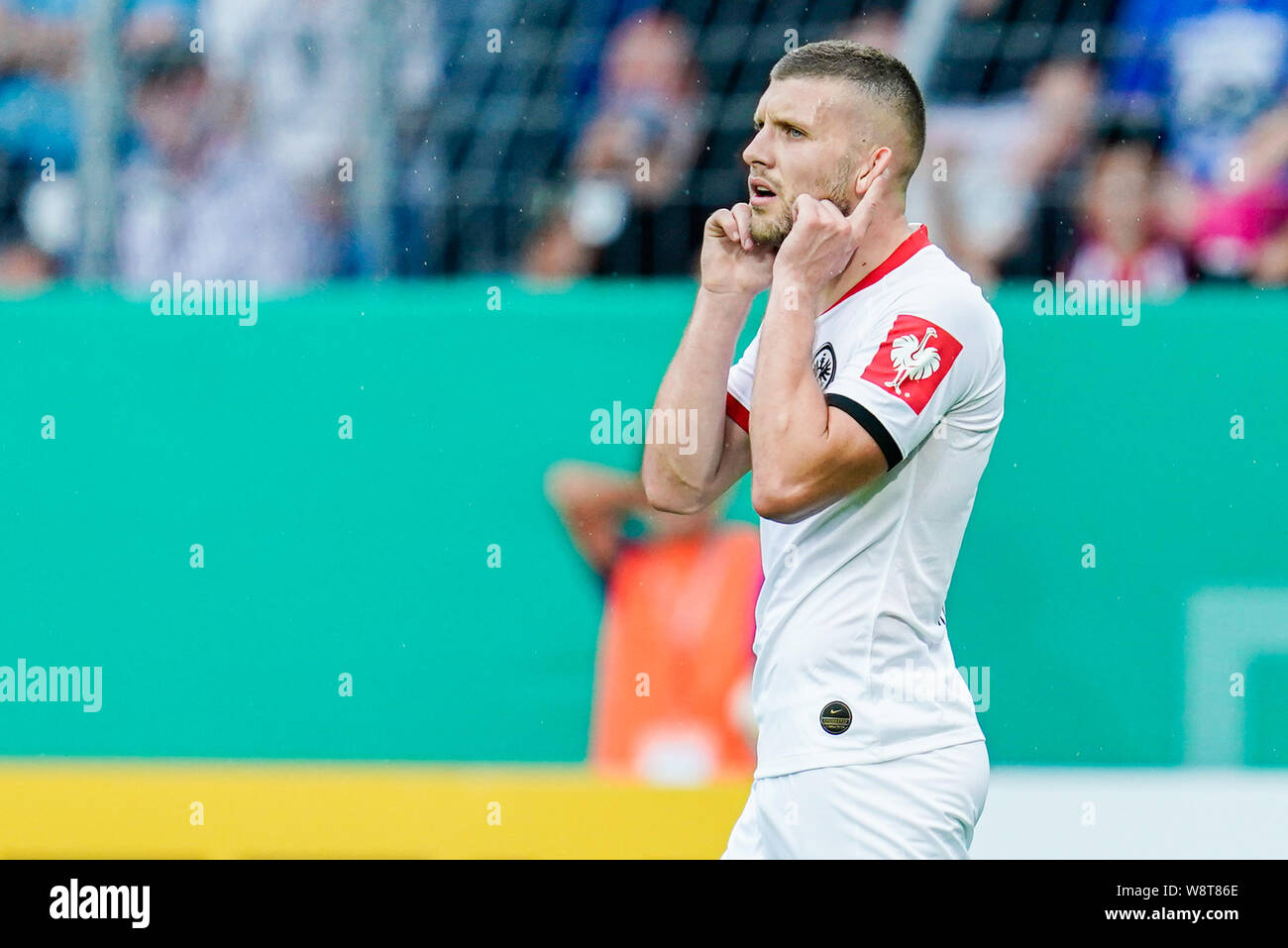 Mannheim, Allemagne. Août 11, 2019. Soccer : DFB, SV Waldhof Mannheim - Eintracht Francfort, 1er tour, dans le stade Carl-Benz. Francfort-sur-le-buteur Ante Rebic cheers sur l'objectif à 3:5. Credit : Uwe Anspach/DPA - NOTE IMPORTANTE : en conformité avec les exigences de la DFL Deutsche Fußball Liga ou la DFB Deutscher Fußball-Bund, il est interdit d'utiliser ou avoir utilisé des photographies prises dans le stade et/ou la correspondance dans la séquence sous forme d'images et/ou vidéo-comme des séquences de photos./dpa/Alamy Live News Banque D'Images