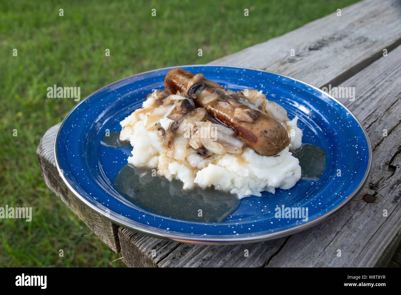 Libre de casse et les écraser avec les champignons sur une table de pique-nique en bois dans Camping, végétarien, végétalien Banque D'Images