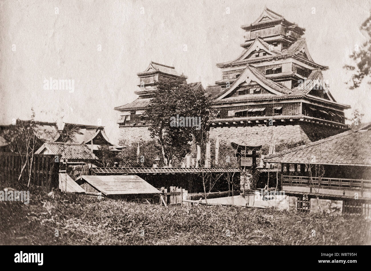 [ 1870s Japon - Château de Kumamoto ] — Château de Kumamoto à Kumamoto, anciennement appelé province de Higo. Les origines du château remontent à 1467. Le tenshukaku actuel (donjon du château) est une réplique en béton construite en 1960 (Showa 35). photographie d'albumine vintage du xixe siècle. Banque D'Images