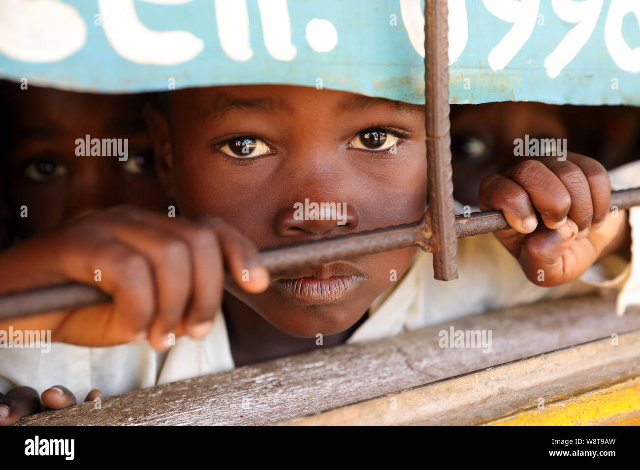 Élève en face d'une petite école primaire de Nkhotakota. Le Malawi est un des pays les plus pauvres du monde. Banque D'Images