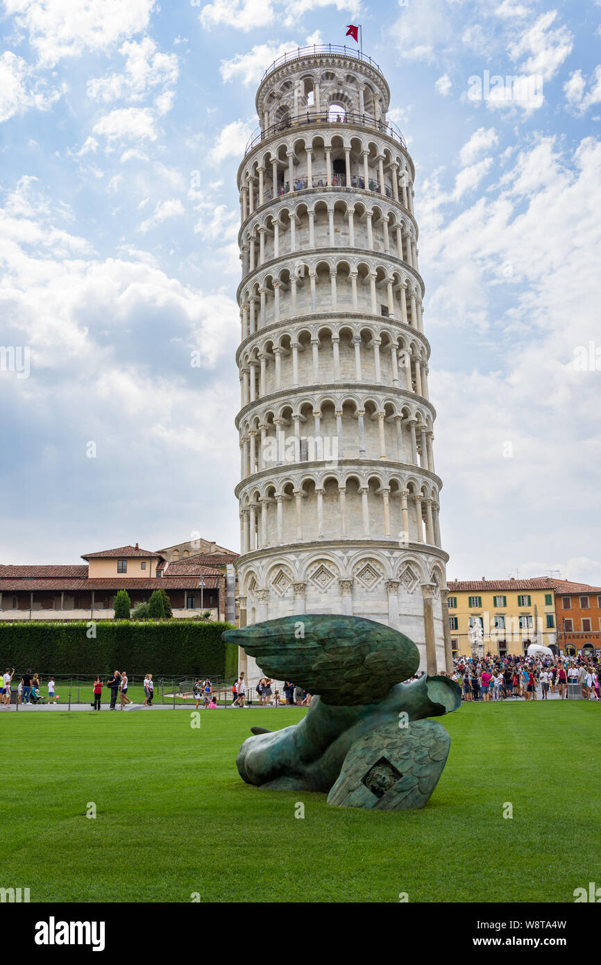 Pise, Italie - 19 août 2016 : vue panoramique sur la Piazza dei Miracoli (également appelé Piazza del Duomo à Pise), au premier plan la tour de la cloche t Banque D'Images