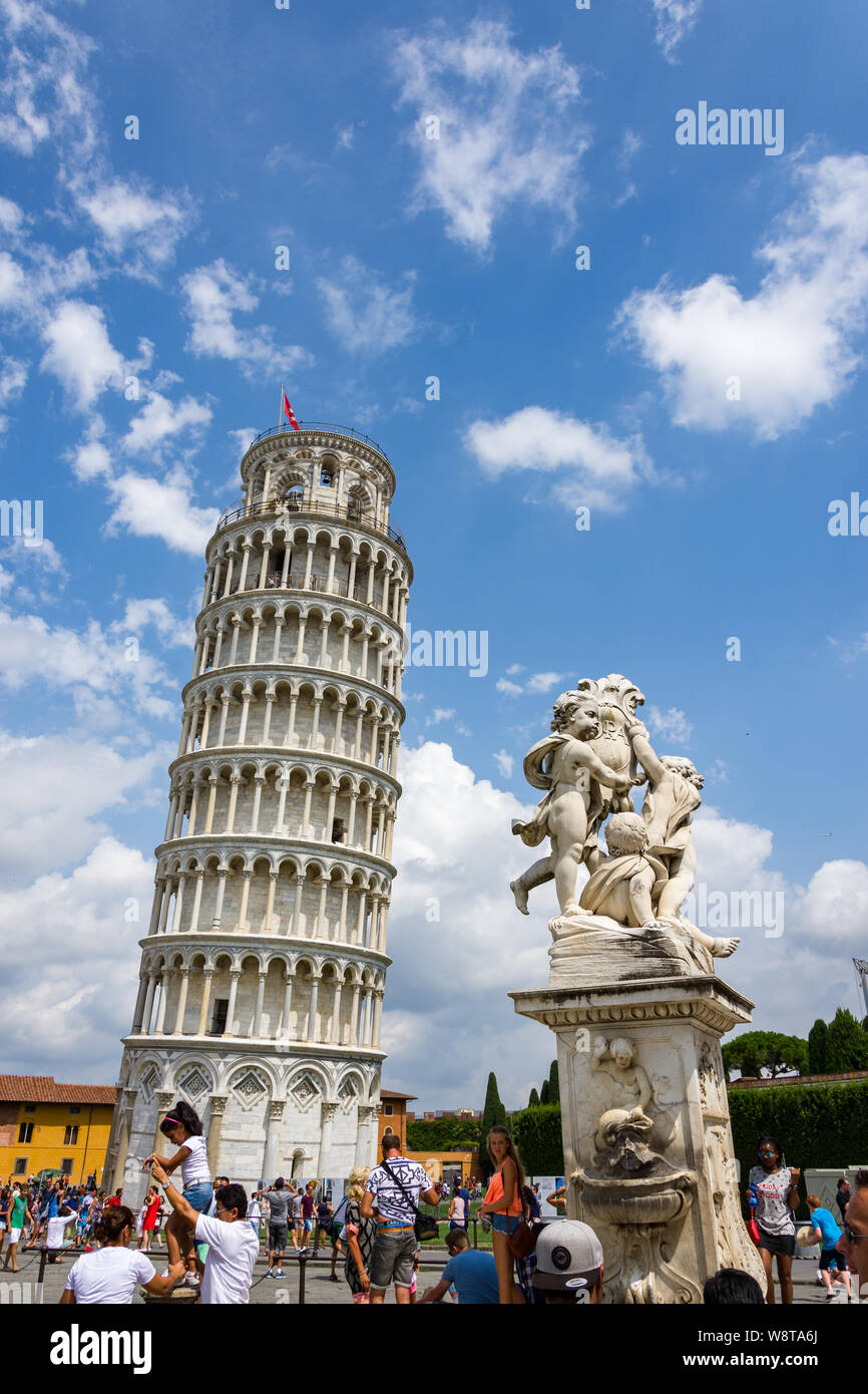 Pise, Italie - 19 août 2016 : la Tour de Pise est la plus célèbre tour penchée du monde ainsi qu'un monument mondialement connu. Banque D'Images