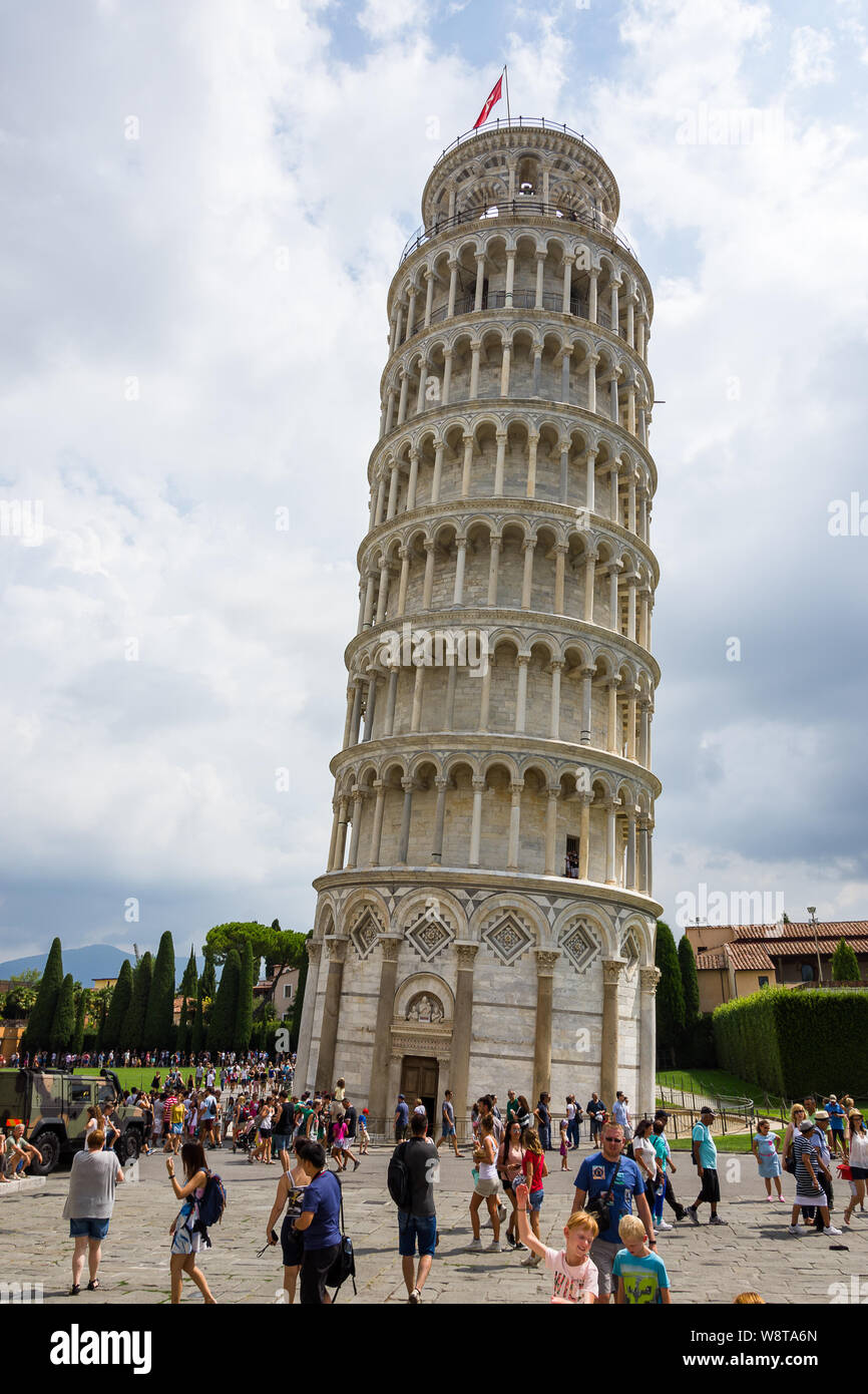 Pise, Italie - 19 août 2016 : vue panoramique sur la Piazza dei Miracoli (également appelé Piazza del Duomo de Pise), au premier plan la tour de la cloche t Banque D'Images