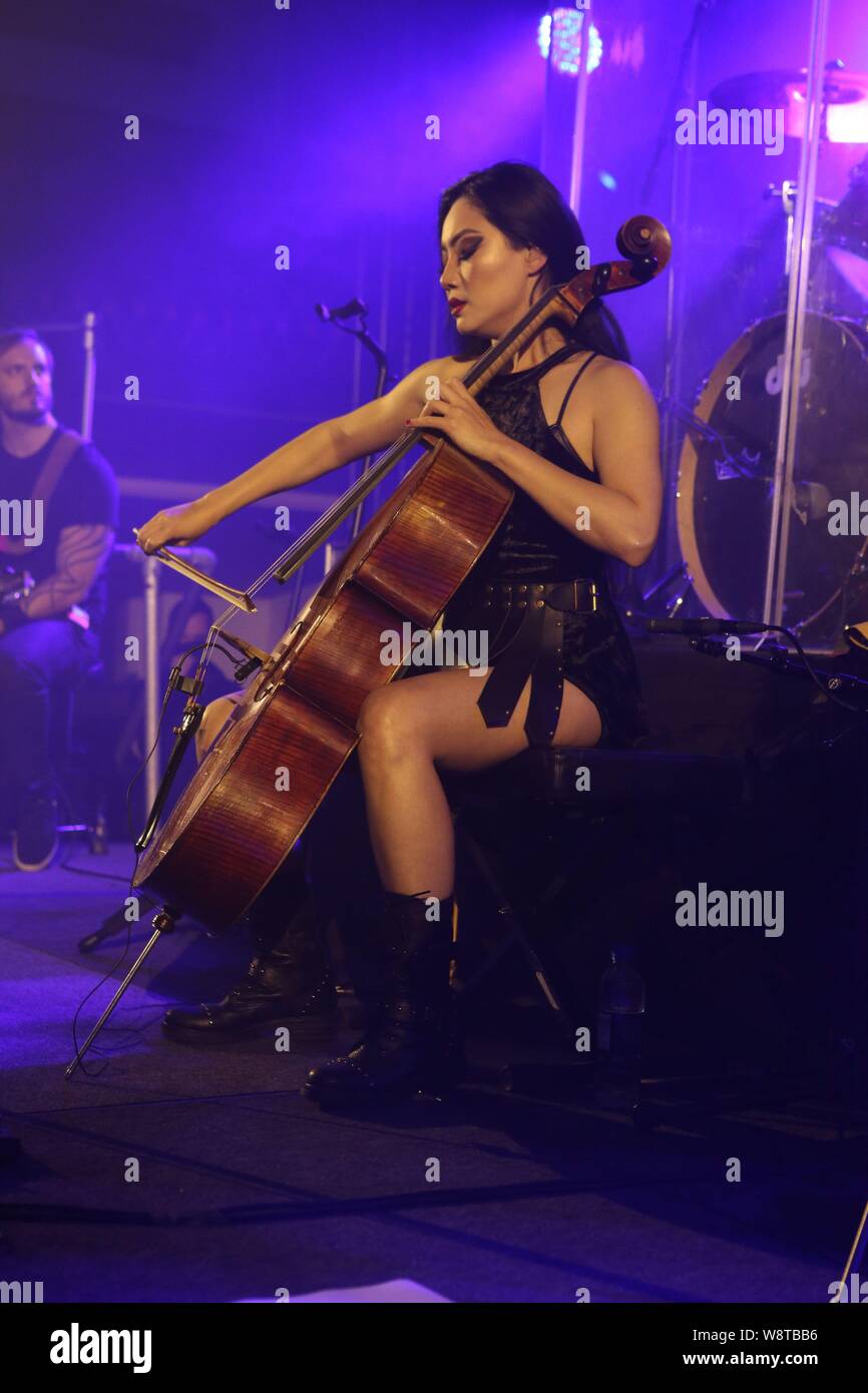 Tina Guo (chinois : 郭婷娜) (né le 28 octobre 1985 à Shanghai, Chine) est un violoncelliste sino-américaine et erhuist de Shanghai. Elle a mis au point un rendement multi-facettes et carrière d'enregistrement comme violoncelliste, electric, violoncelliste et compositeur erhuist, connue pour son son particulier, des vidéos qui mettent en valeur ses talents contre des toiles et des costumes élaborés, la maîtrise dans un large éventail de genres, et l'improvisation dans le style des films, d'émissions de télévision, et les scores de jeux. Tina Guo Jeu sur les concerts 2018 Roundhouse de Londres, Angleterre, Royaume-Uni, Banque D'Images