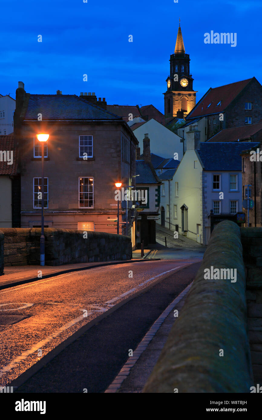 Début de soirée sur l'ancien pont vers Bridge End et l'Hôtel de Ville Tour de l'horloge, Berwick upon Tweed, Northumberland, England, UK. Banque D'Images