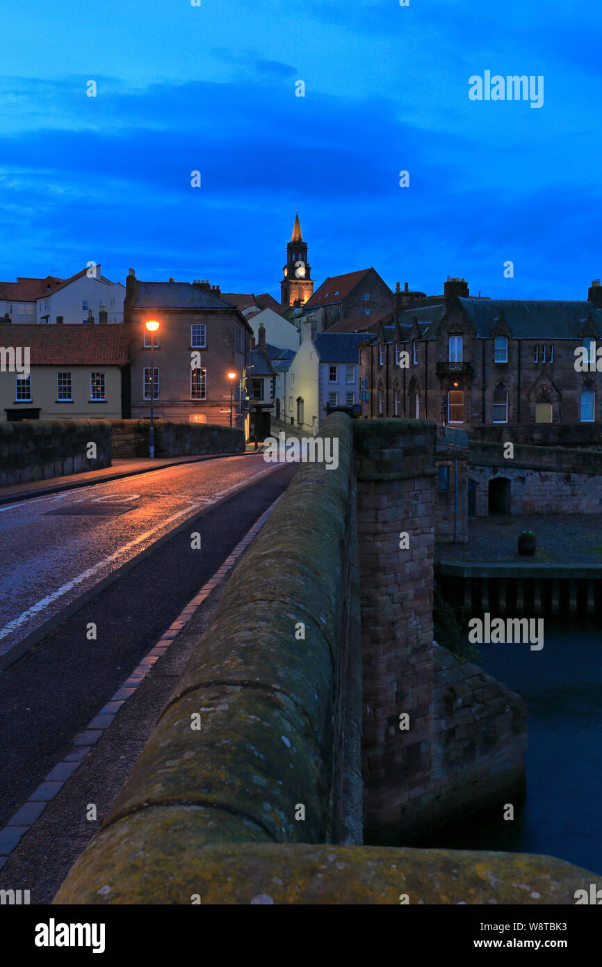 Début de soirée sur l'ancien pont vers Bridge End et l'Hôtel de Ville Tour de l'horloge, Berwick upon Tweed, Northumberland, England, UK. Banque D'Images