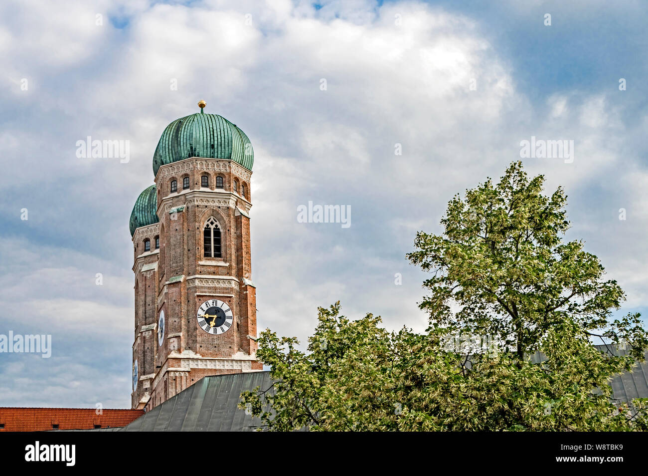 Munich (Bavière, Allemagne) : vue sur les toits de la ville ; München (Bayern, Deutschland) : Blick über die Dächer der Stadt auf die Frauenkirche Banque D'Images