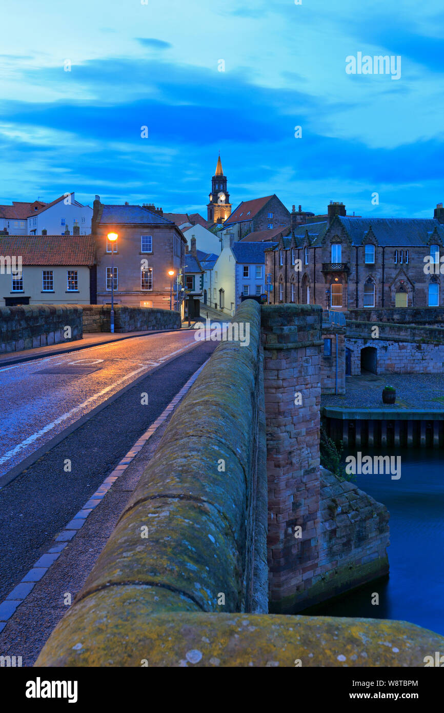 Début de soirée sur l'ancien pont vers Bridge End et l'Hôtel de Ville Tour de l'horloge, Berwick upon Tweed, Northumberland, England, UK. Banque D'Images