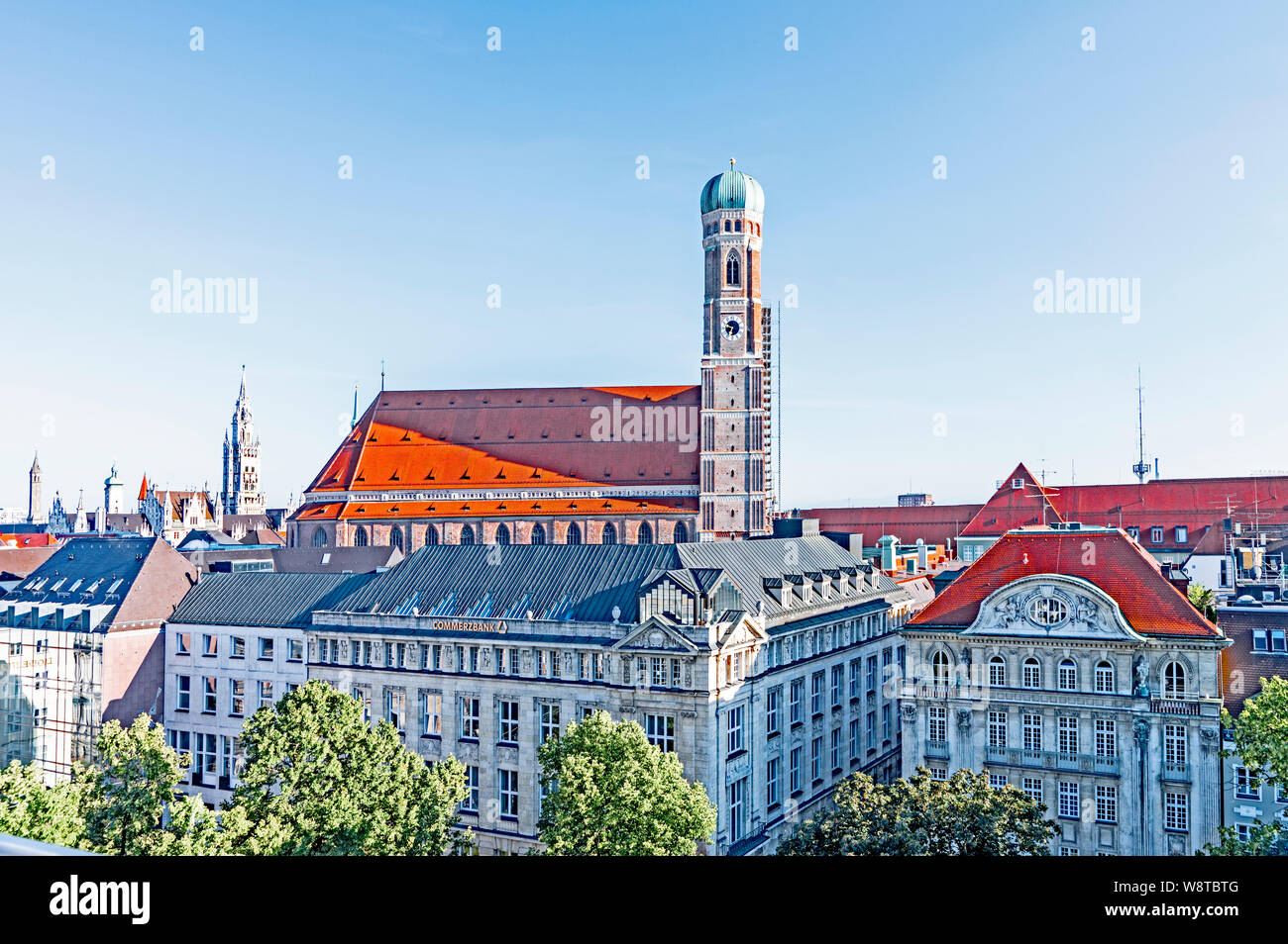 Munich (Bavière, Allemagne) : vue sur les toits de la ville ; München (Bayern, Deutschland) : Blick über die Dächer der Stadt auf die Frauenkirche Banque D'Images