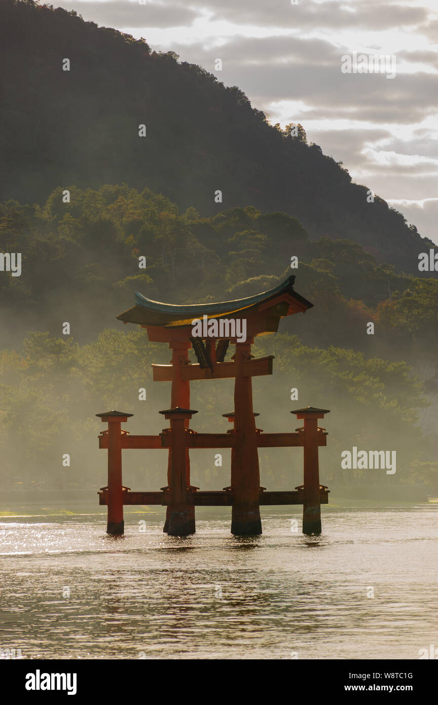 Vue sur l'emblématique Torii vermillon sur îles Miyajima Itsukushima-jinja Shinto dans l'eau de l'océan Pacifique, Japon Novembre 2018 Banque D'Images