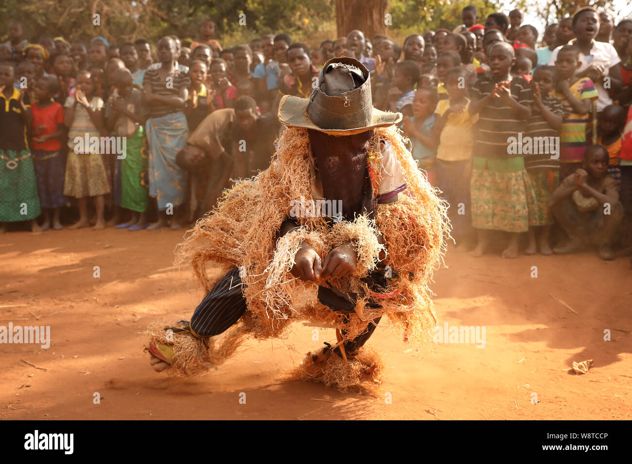 Nyau traditionnelle danseurs avec masque de visage à un Gule Wamkulu cérémonie dans village près de Ntchisi. Le Malawi est un des pays les plus pauvres du monde Banque D'Images