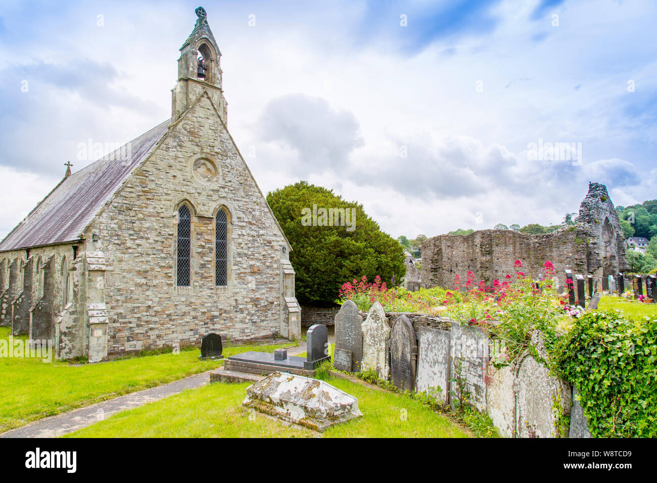 L'église St Thomas Apôtre est situé parmi les ruines du 12ème siècle, près de l'abbaye St Dogmaels Cardigan, Pembrokeshire, Pays de Galles, Royaume-Uni Banque D'Images