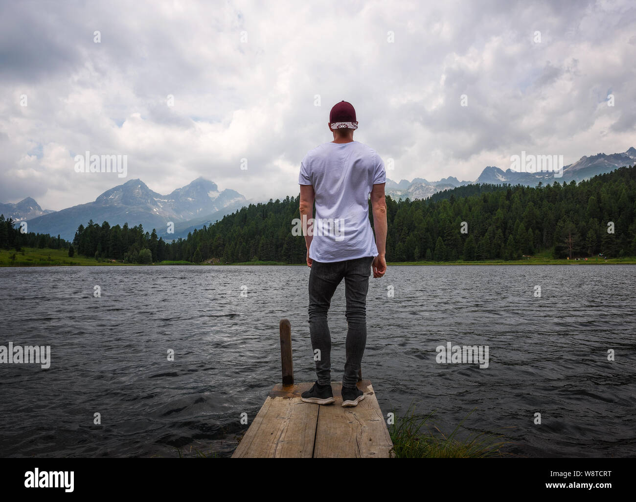 Les jeunes'surplombant le magnifique lac alpin de Staz en Suisse Banque D'Images
