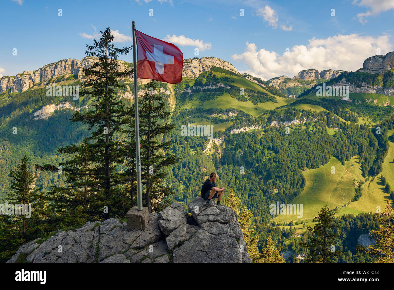 Assis sur le tourisme de montagne Edelweiss dans les Alpes suisses de la Suisse Banque D'Images