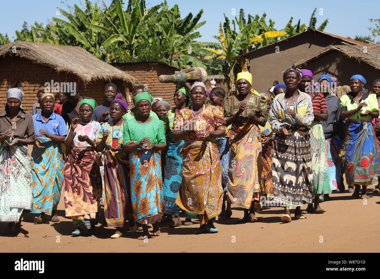 Des danseurs traditionnels lors d'une cérémonie Gule Wamkulu dans un village près de Ntchisi. Le Malawi est un des pays les plus pauvres du monde. Banque D'Images