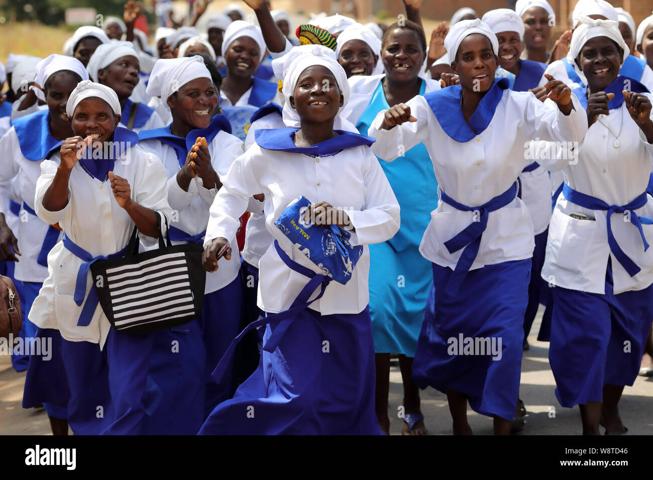 Des danseurs traditionnels de l'église anglicane dans les rues de Nkhotakota. Le Malawi est un des pays les plus pauvres du monde. Banque D'Images